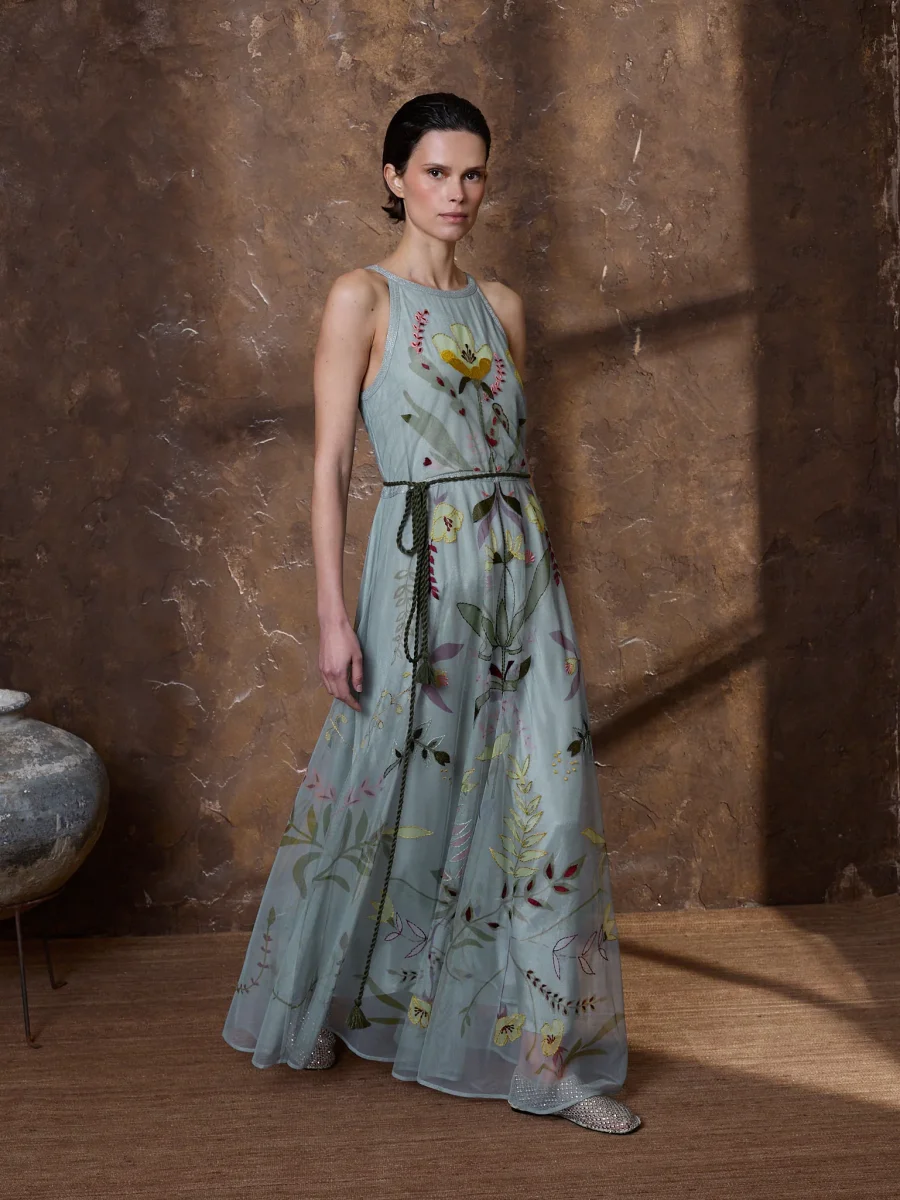 Vestido de tul bordado gris azulado