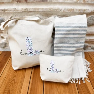 Bolsa grande personalizada inicial y nombre con neceser natural y toalla pareo