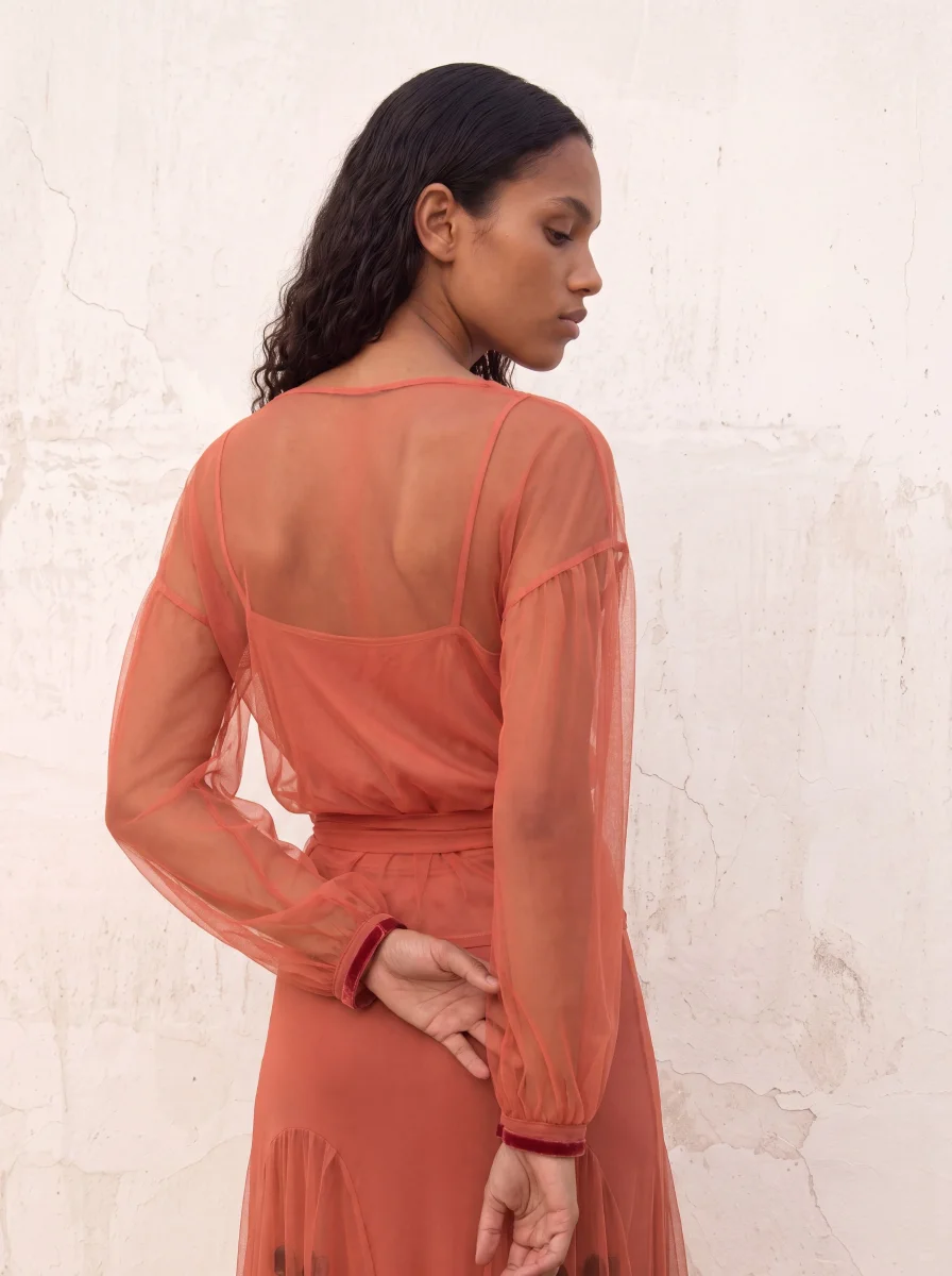 Blusa de tul bordada coral - Imagen 4