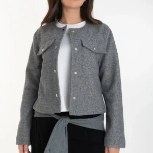 Blazer corto de cuello redondo botones contraste