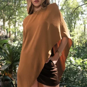 Blusa asimétrica con hombreras