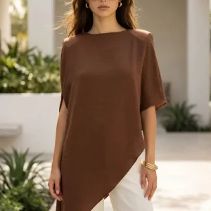 Blusa asimétrica con hombreras