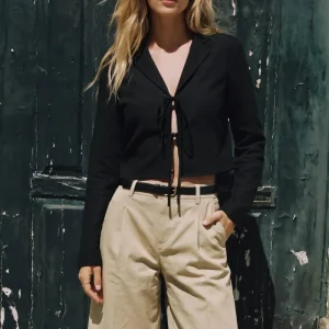 Blusa corta escote con solapa lazos