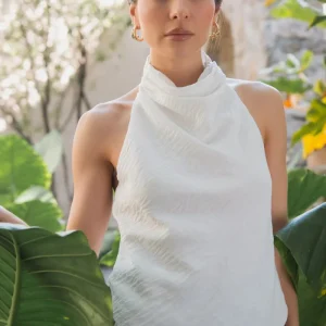 Blusa halter asimétrica fit fluido escote espalda