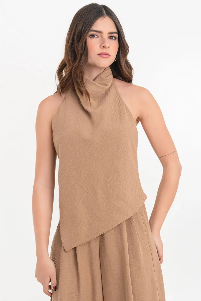 Blusa halter asimétrica fit fluido escote espalda