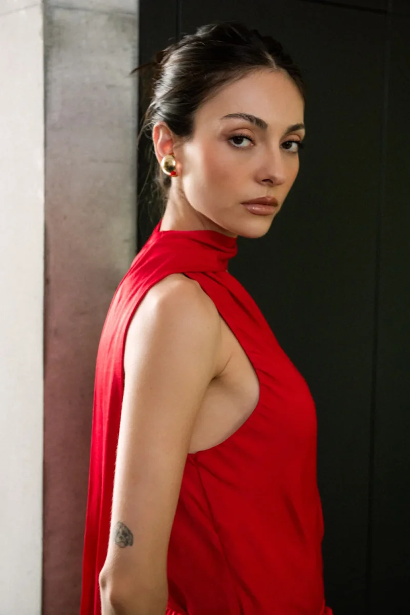 Blusa satinada asimétrica con choker cruzado - Imagen 6