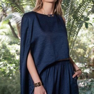 Blusa una manga con hombreras