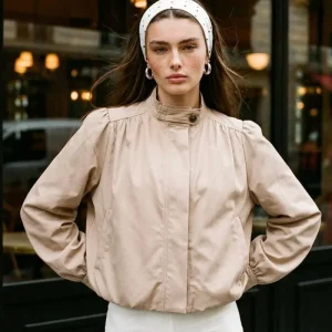 Chamarra abullonada cuello alto