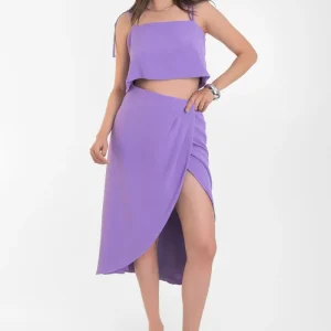 Falda midi cruzada con bajo curveado asimétrico