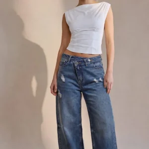 Jeans tiro medio cintura cruzada