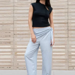 Pantalón de rayas nudo frontal