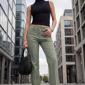 Pantalón fit flare botones