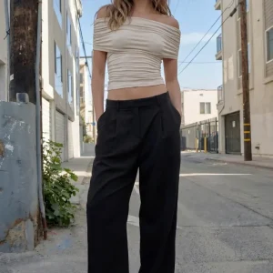 Pantalón fit wide leg pinzas con raya frontal