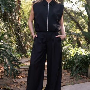 Pantalón wide leg cintura media con trabillas laterales