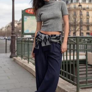 Pantalón wide leg cintura media con trabillas laterales