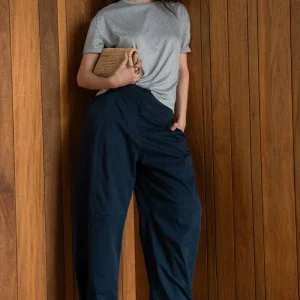 Pantalón wide leg con costuras trabillas decorativas
