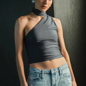 Top satinado asimétrico con plisados choker