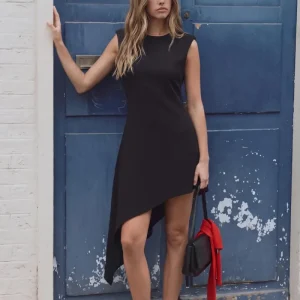 Vestido bajo asimétrico