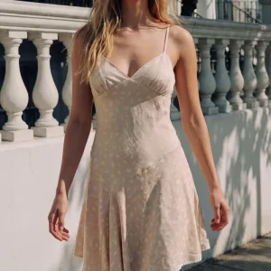 Vestido bajo asimétrico encaje