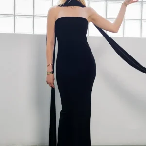 Vestido maxi strapless ajustado con choker