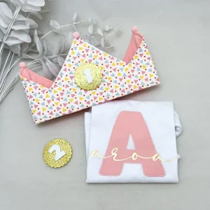 Corona cumpleaños y camiseta triángulos colores
