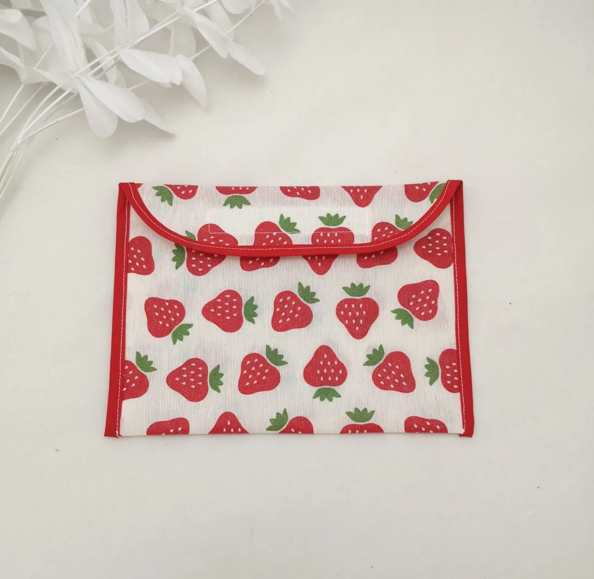 Sobre almuerzo plastificado fresas