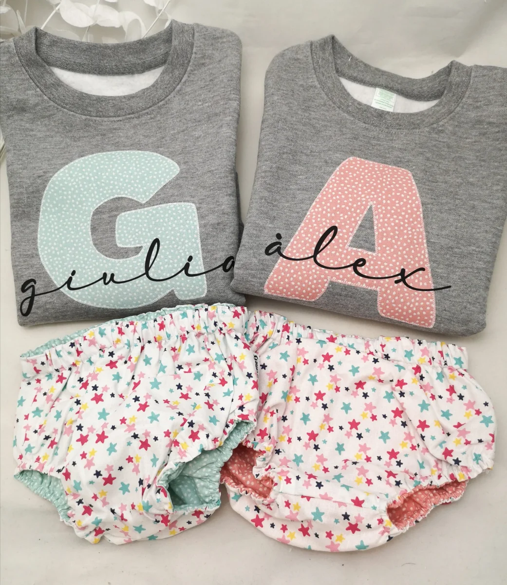 Cubrepañal reversible estrellas colores y sudadera gris niñ@ con inicial y nombre