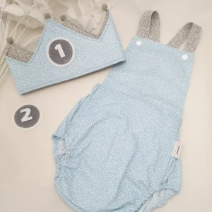 Peto y corona celeste gris