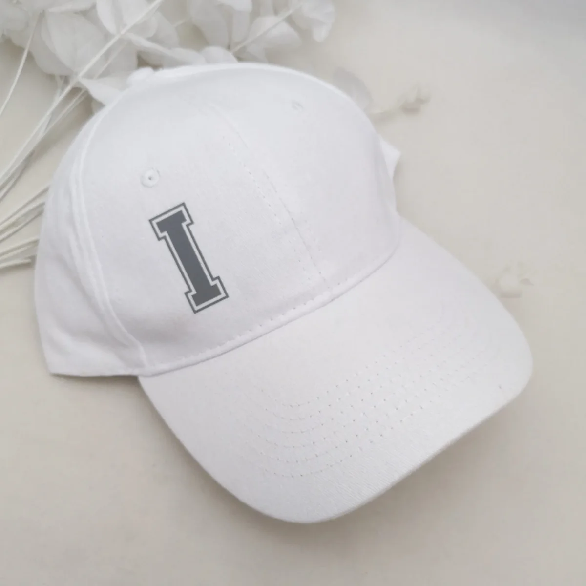 Gorra ADULTO con inicial modelo universitario