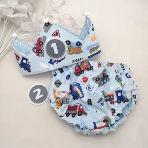 Conjunto corona cumpleaños y cubrepañal reversible vehículos celeste