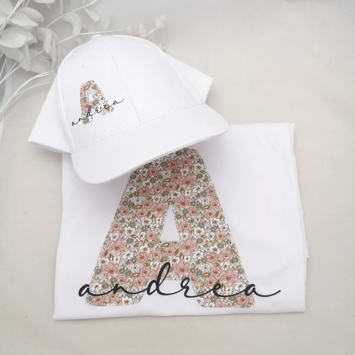 Gorra y Camiseta Mujer Flores todo con inicial y nombre