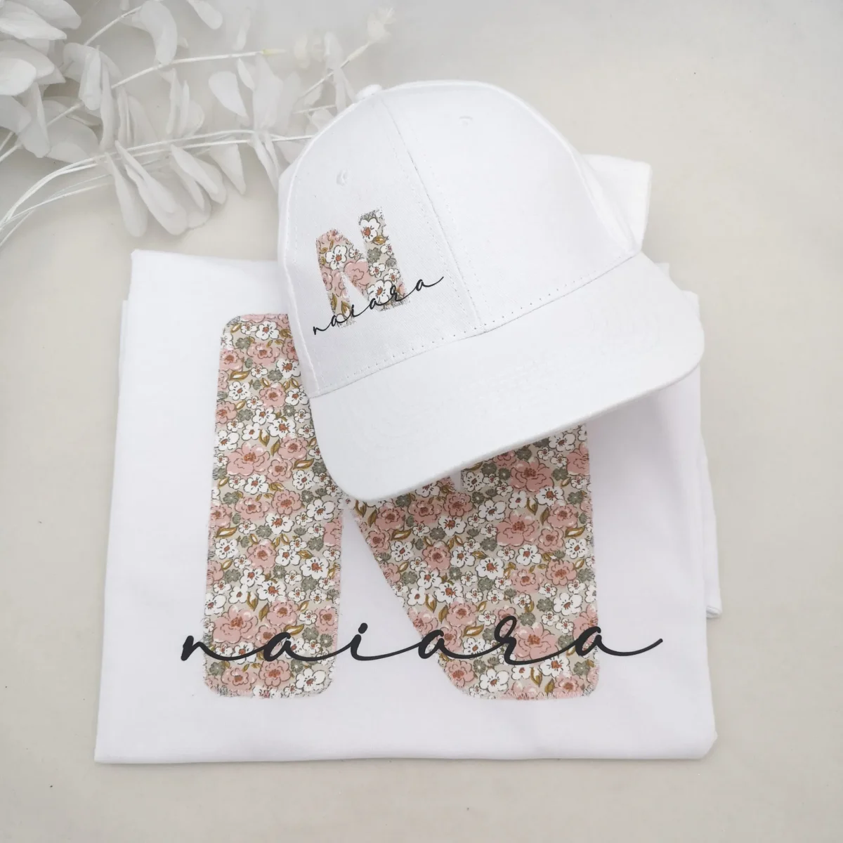 Gorra y Camiseta niña Flores todo con inicial y nombre - Imagen 2