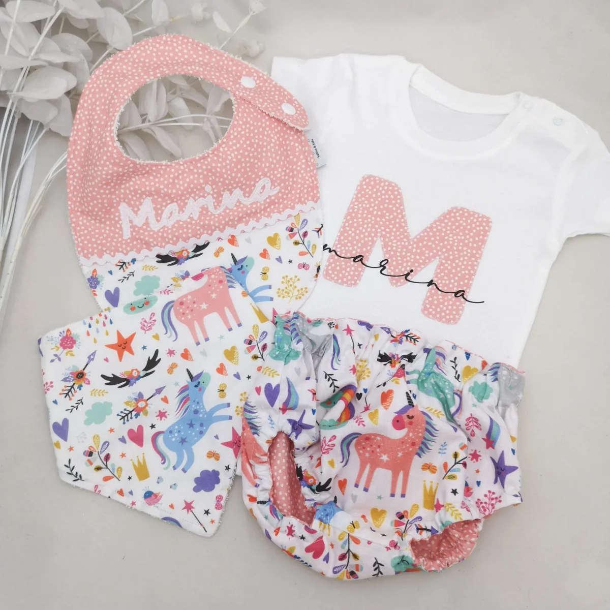Canastilla bebé personalizada unicornios coral cuatro piezas - Imagen 2