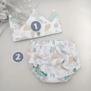 Conjunto corona cumpleaños  y cubrepañal reversible elefantes pastel. Varios colores