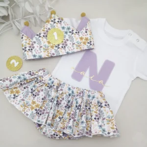 Conjunto cumpleaños cubrepañal con volante flores lila