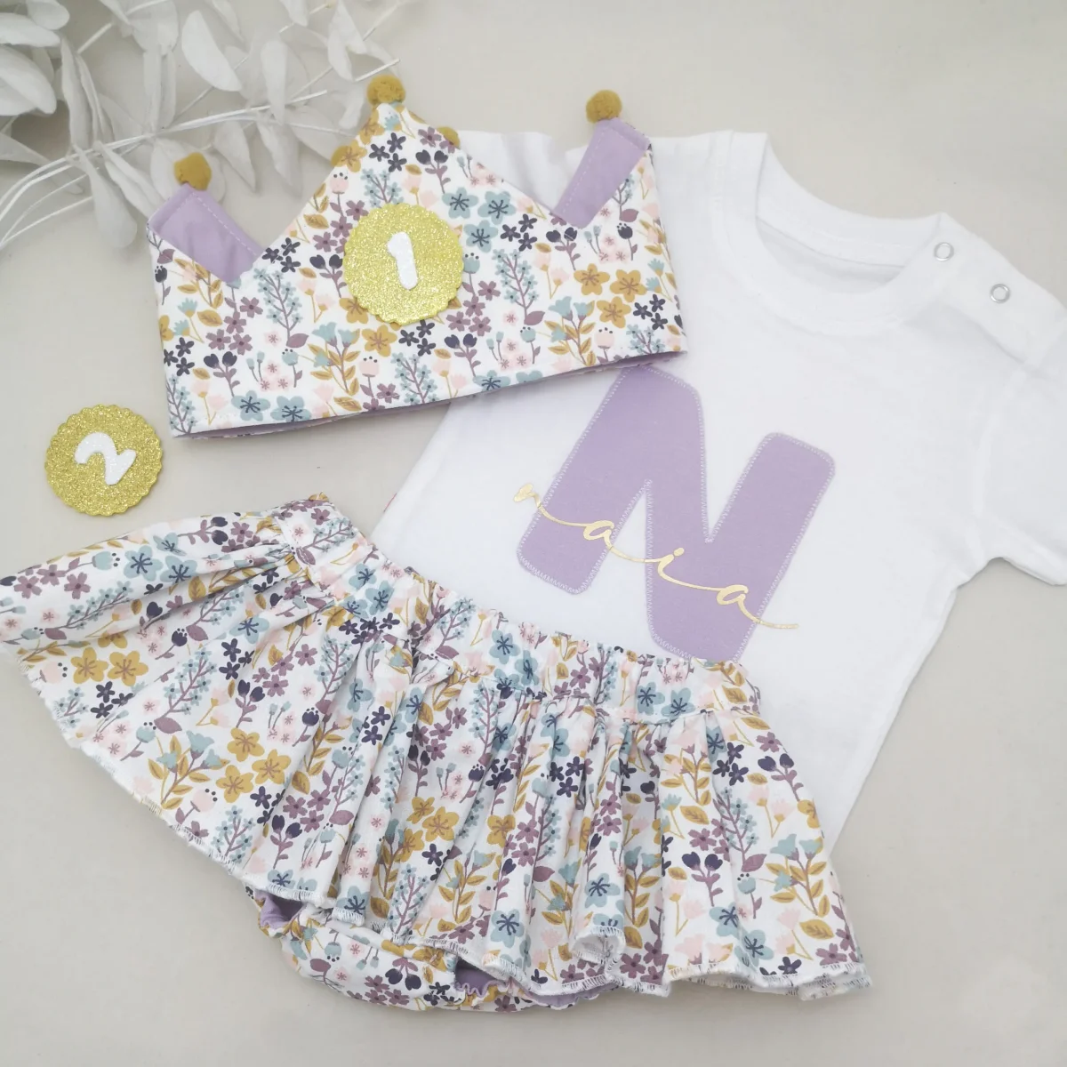 Conjunto cumpleaños cubrepañal con volante flores lila