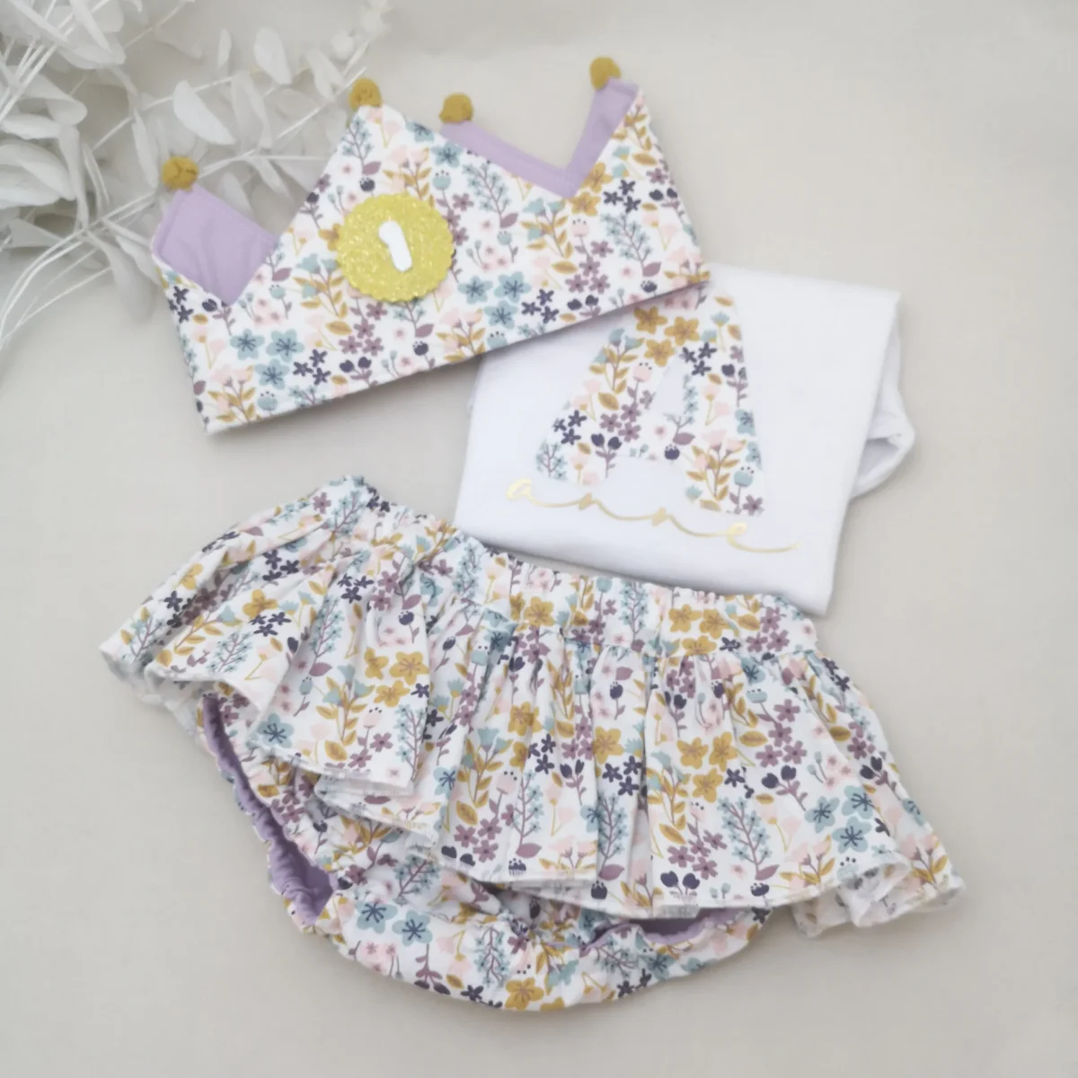 Conjunto cumpleaños cubrepañal con volante flores lila - Imagen 3