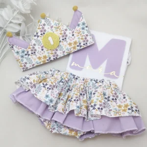 Conjunto cumpleaños cubrepañal con dos volantes flores lila