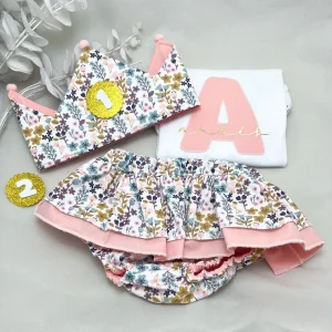 Conjunto cumpleaños cubrepañal con dos volantes flores lila con rosa