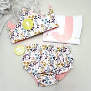 Conjunto cumpleaños inicial flores lila con coral
