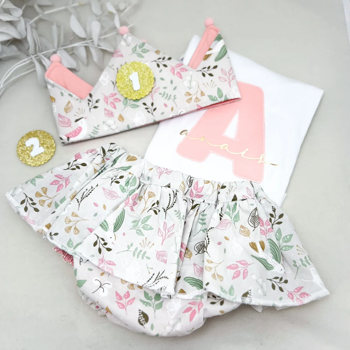 Conjunto cumpleaños cubrepañal con volante pajaritos y Flores - Imagen 2