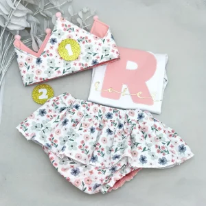 Conjunto cumpleaños cubrepañal con volante flores coral