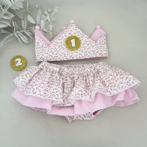 Conjunto corona y cubrepañal con dos volantes