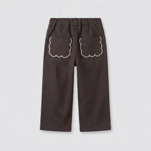 Pantalón chocolate bolsillos bordados