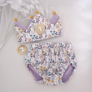Conjunto corona cumpleaños y cubrepañal flores lila