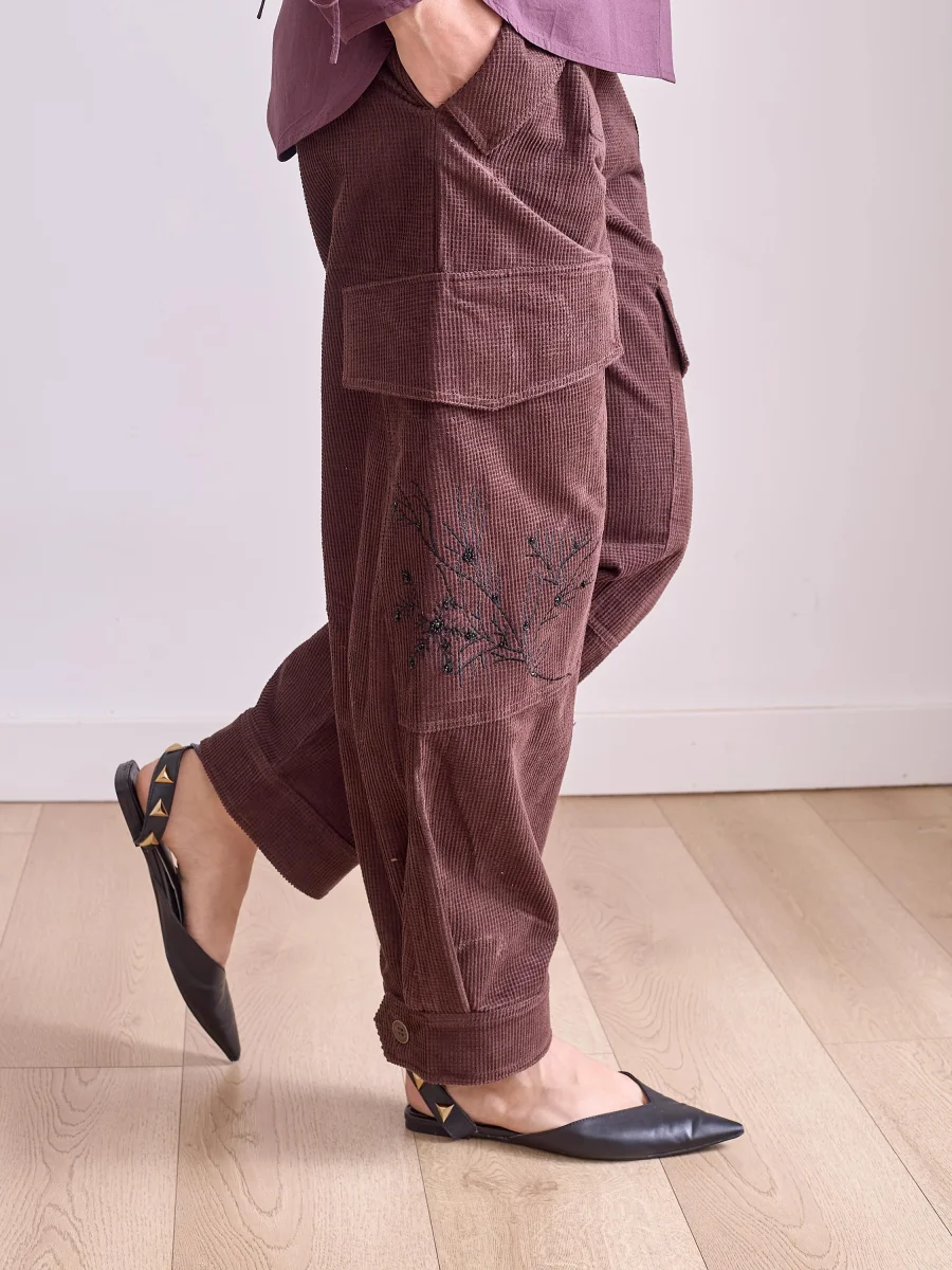 Pantalón de pana bordado marrón - Imagen 5