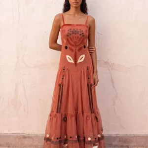 Vestido de tul bordado coral
