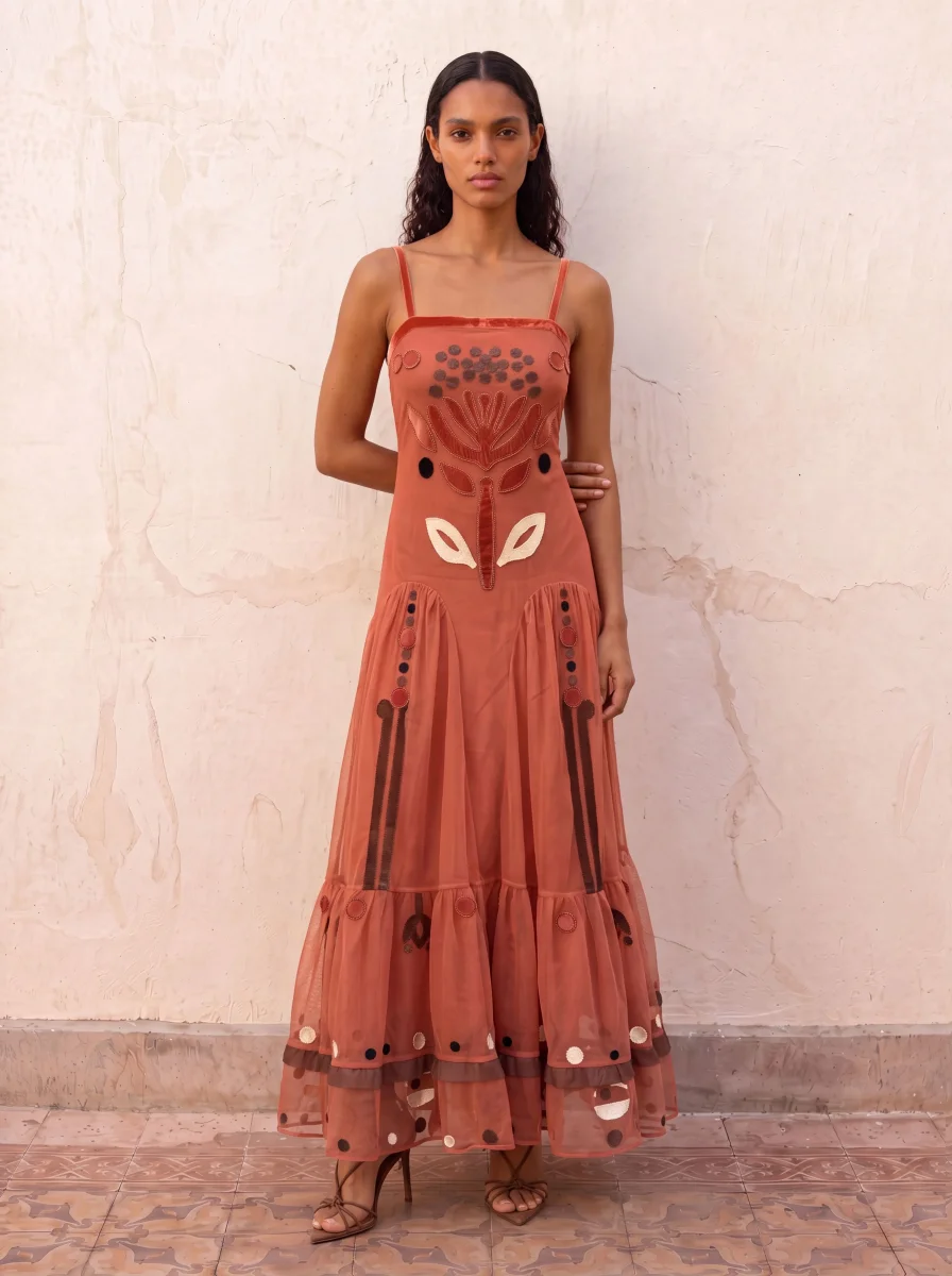 Vestido de tul bordado coral