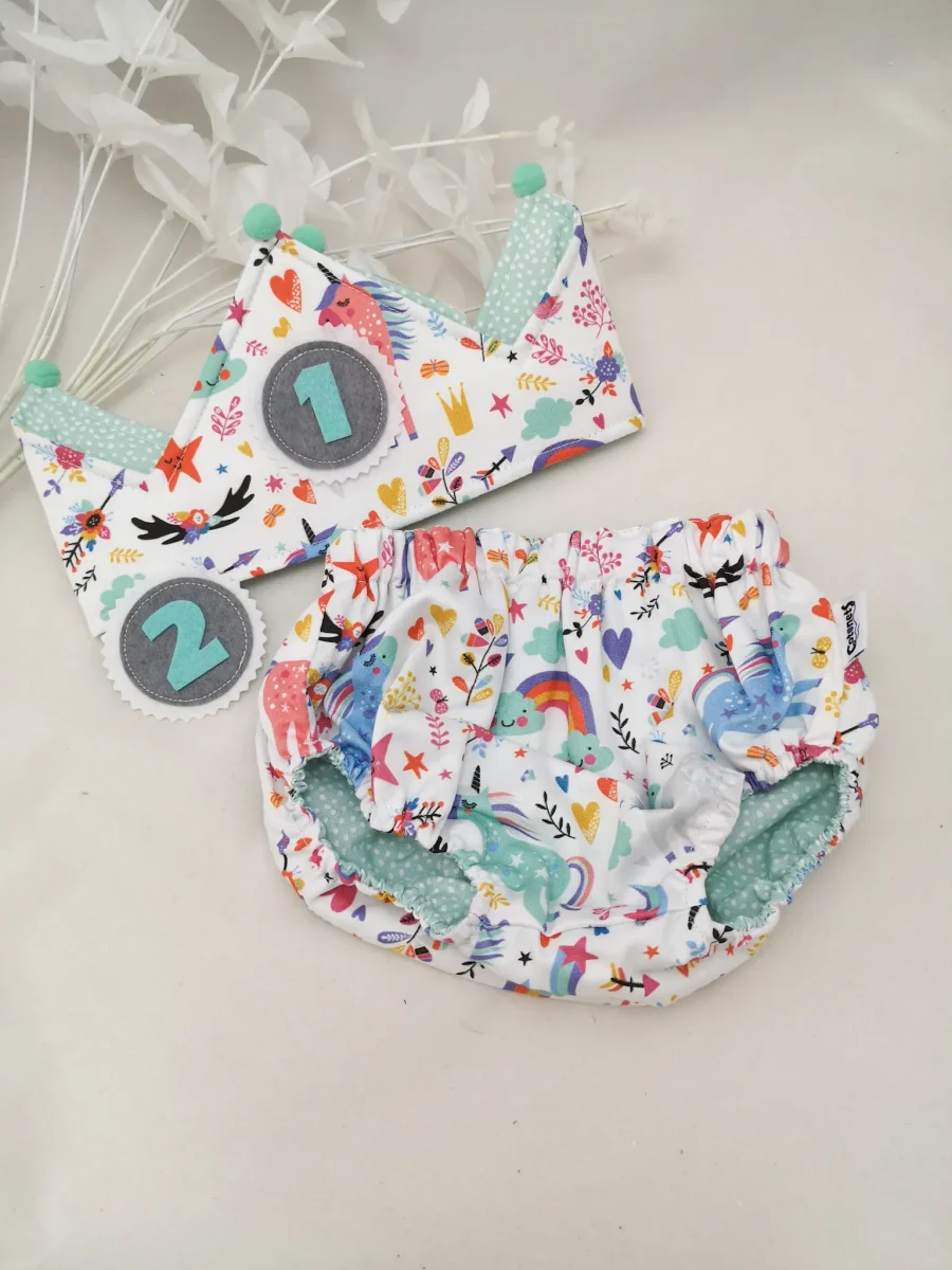 Conjunto corona cumpleaños y cubrepañal unicornios motas mint